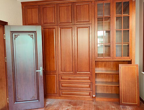 宁海中式家庭装修里定制的实木衣柜效果图